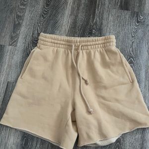 aritzia (TNA) shorts size xs